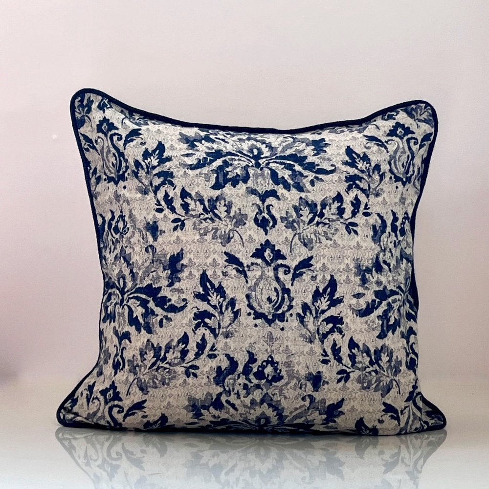 pottery barn pillow cover 22 x 22 Inches NWOT